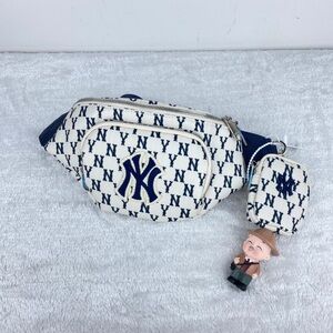 NY Yankees White & Navy Crossbody Belt Bag with Coin Pouch